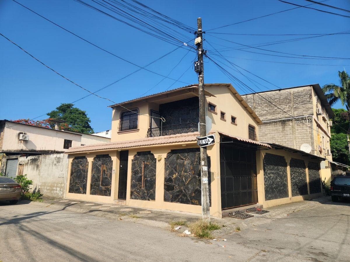 Vendo Guayacanes Dos Plantas Amplio Garaje Acepto Biess, Guayas — imagen 9