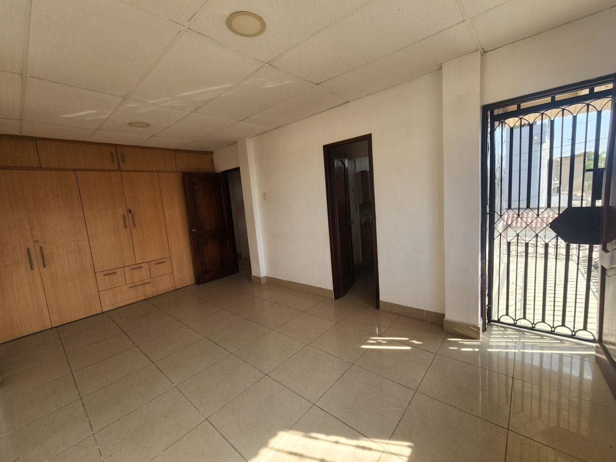 Vendo Guayacanes Dos Plantas Amplio Garaje Acepto Biess, Guayas — imagen 3