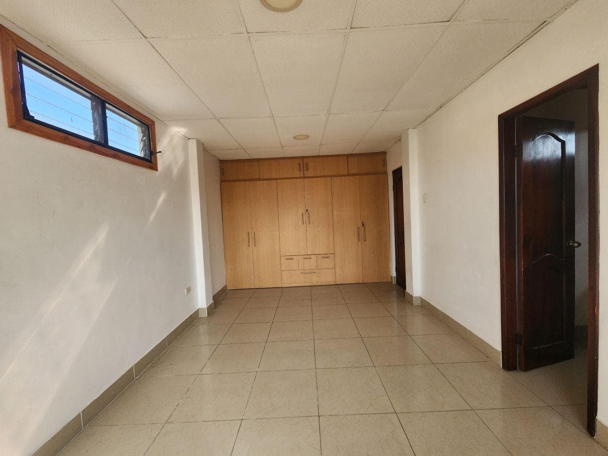 Vendo Guayacanes Dos Plantas Amplio Garaje Acepto Biess, Guayas — imagen 2