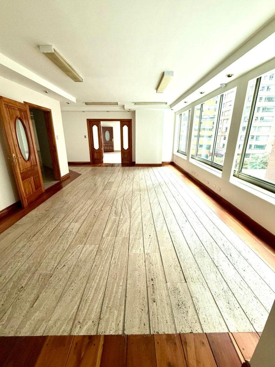 Amplia Oficina Comercial Republica del Salvador 365 m² Utiles 5 Parqueos — imagen 10