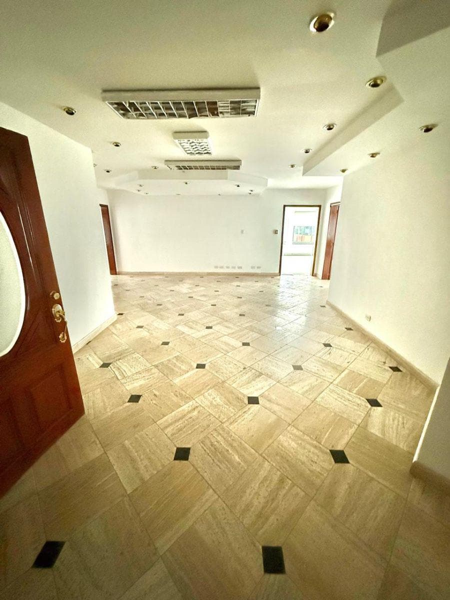 Amplia Oficina Comercial Republica del Salvador 365 m² Utiles 5 Parqueos — imagen 8