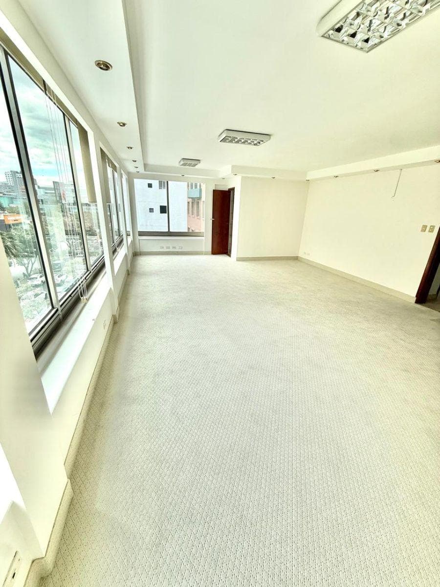 Amplia Oficina Comercial Republica del Salvador 365 m² Utiles 5 Parqueos — imagen 6
