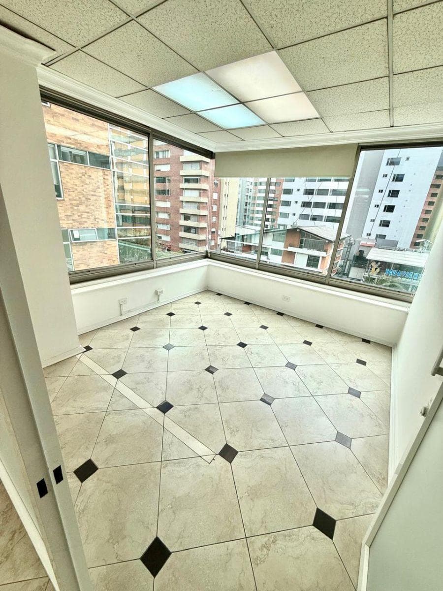 Amplia Oficina Comercial Republica del Salvador 365 m² Utiles 5 Parqueos — imagen 3
