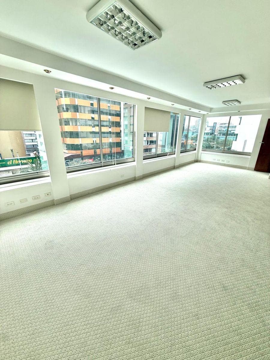 Amplia Oficina Comercial Republica del Salvador 365 m² Utiles 5 Parqueos — imagen 2