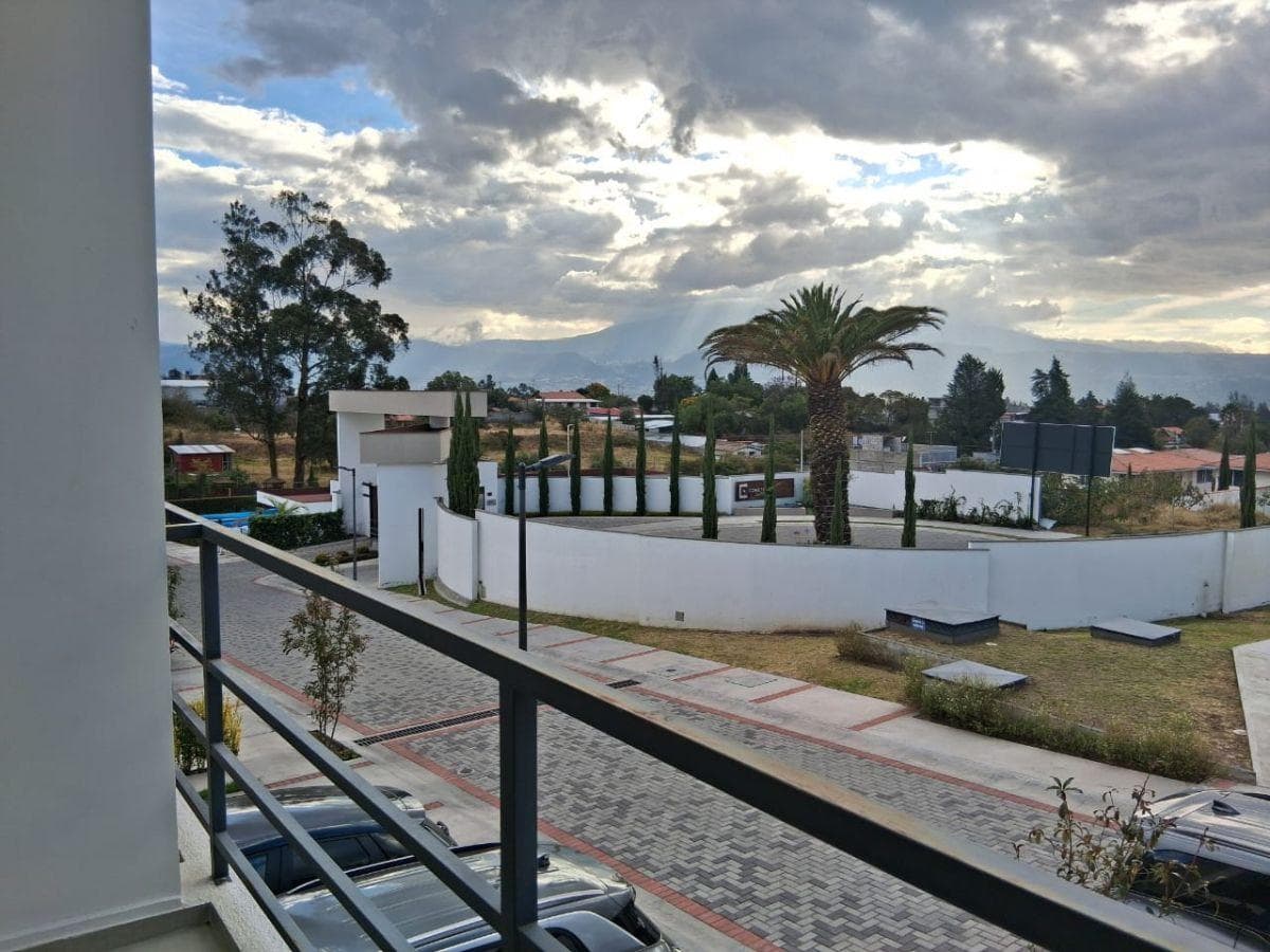 Vendo Hermosa Casa - Entrada a Puembo - Vista — imagen 1