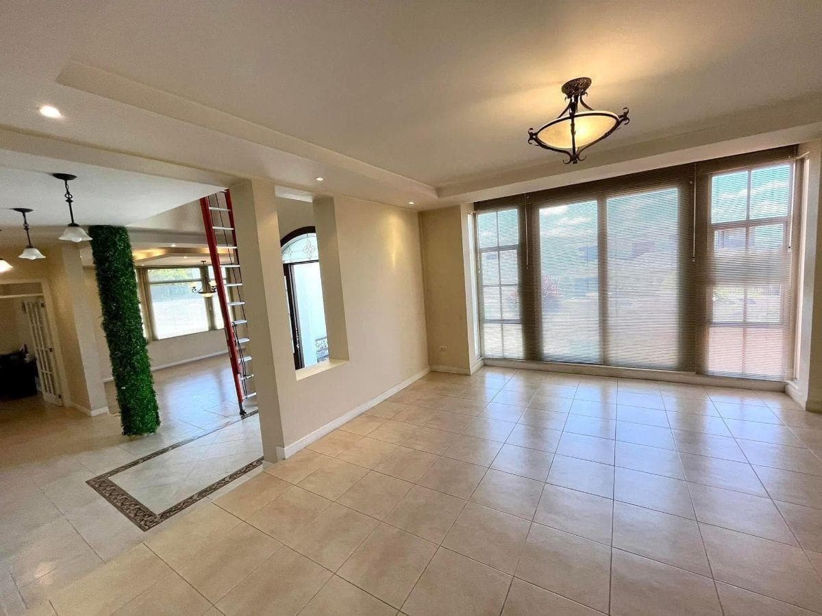 Cumbayá – Urb. Vista Grande | Vendo Propiedad de 1.018 m² de Construcción en 1.355 m² de Terreno — imagen 3