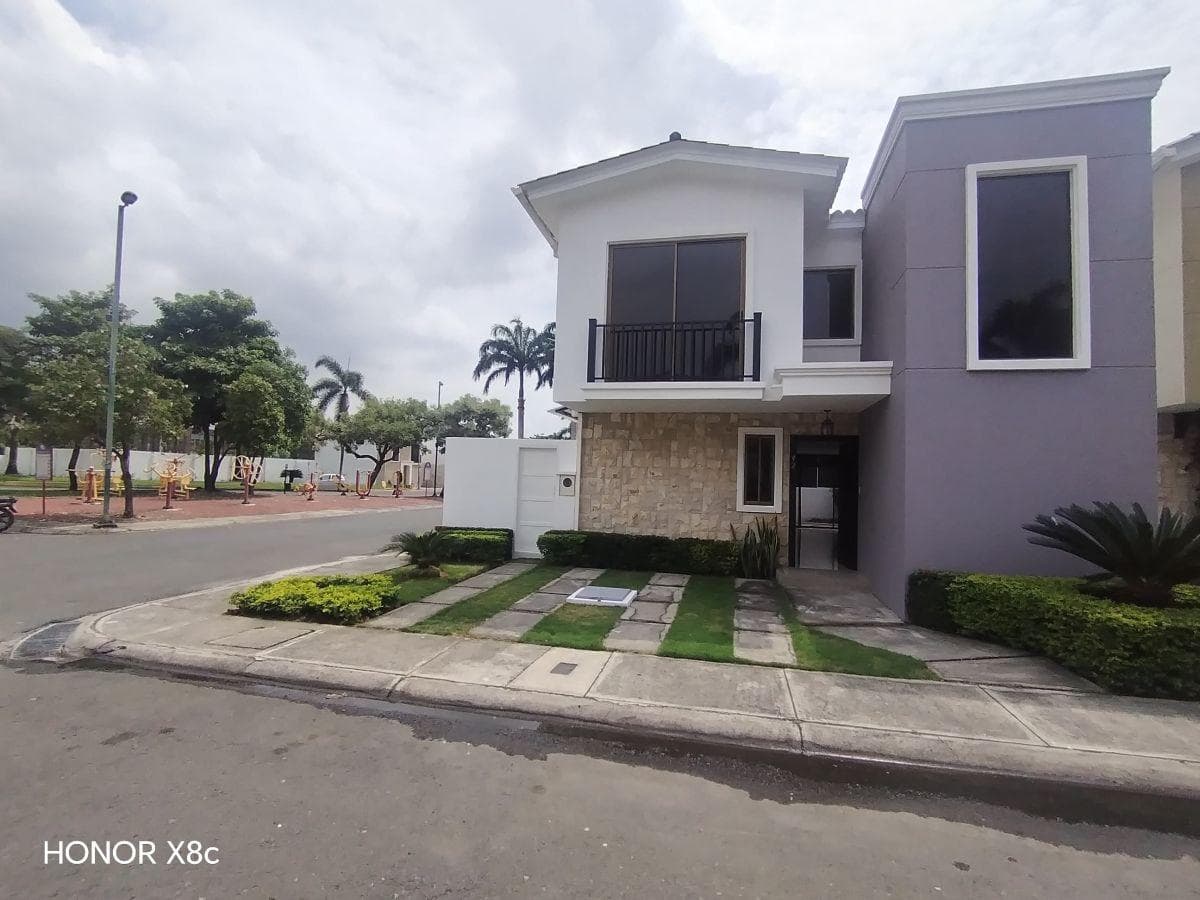 Casa Esquinera de Dos Planta Sector La Aurora /daule. Guayas — imagen 10