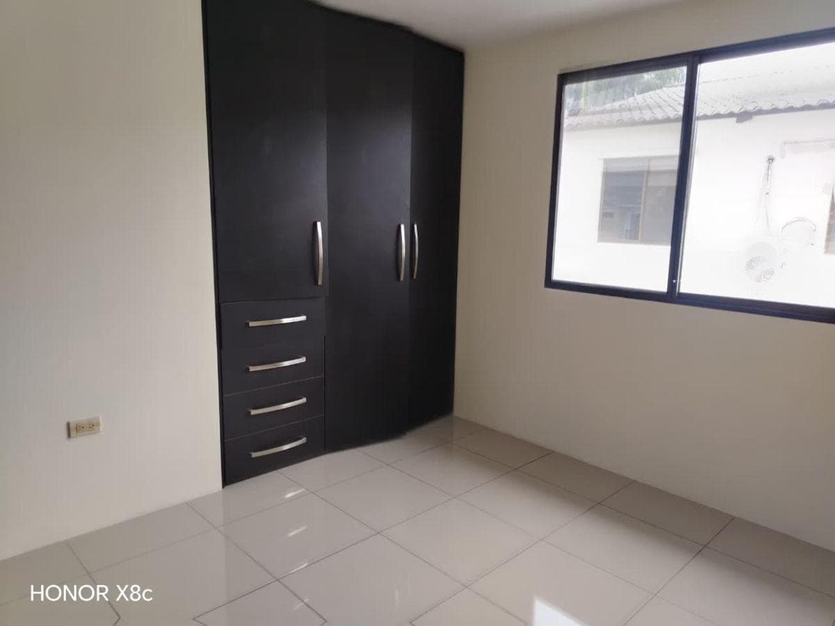 Casa Esquinera de Dos Planta Sector La Aurora /daule. Guayas — imagen 2