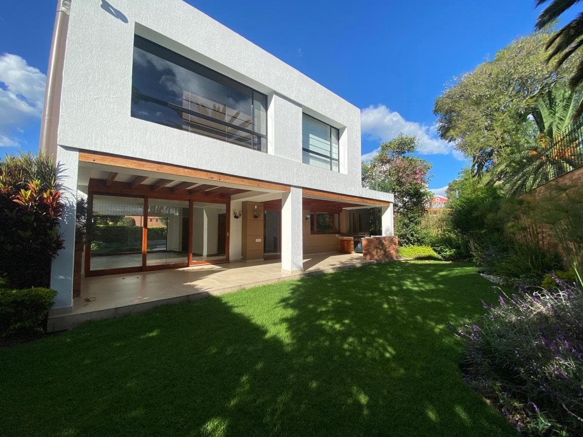 Hermosa Casa en Conjunto - Cumbaya (Sector Colegio Menor) — imagen 1
