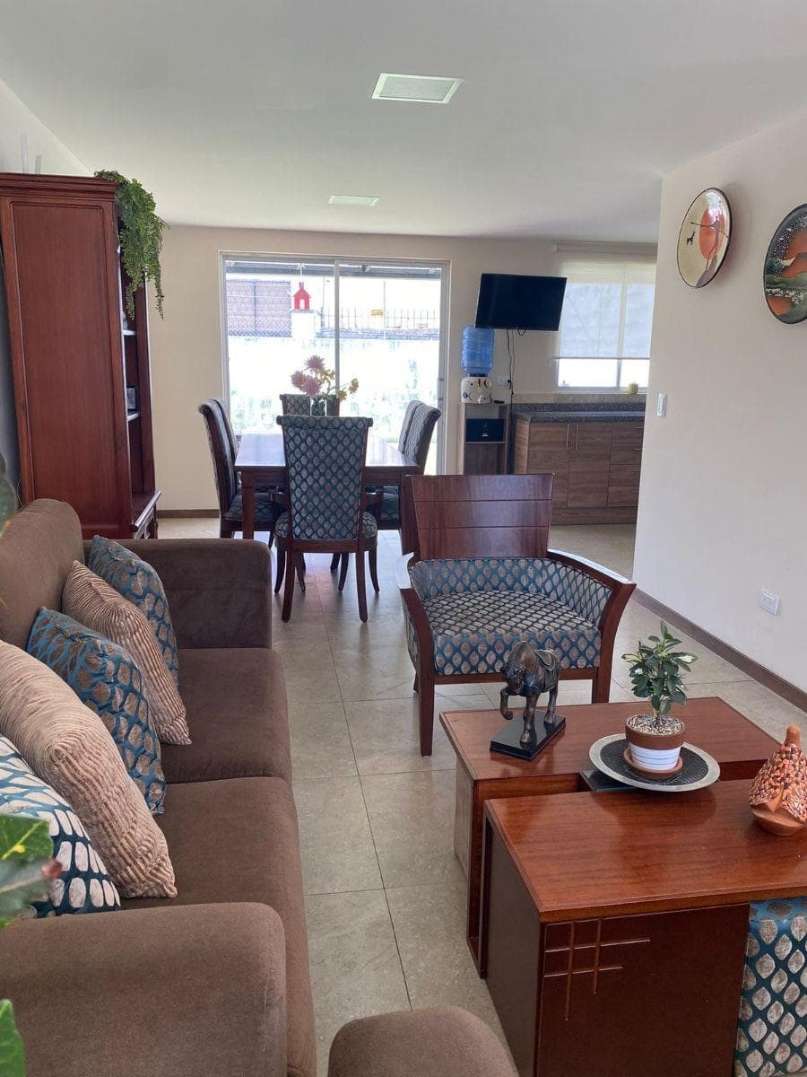 Casa en Venta con Patio Hermosa Tres Dorm. - Sector Conocoto — imagen 8