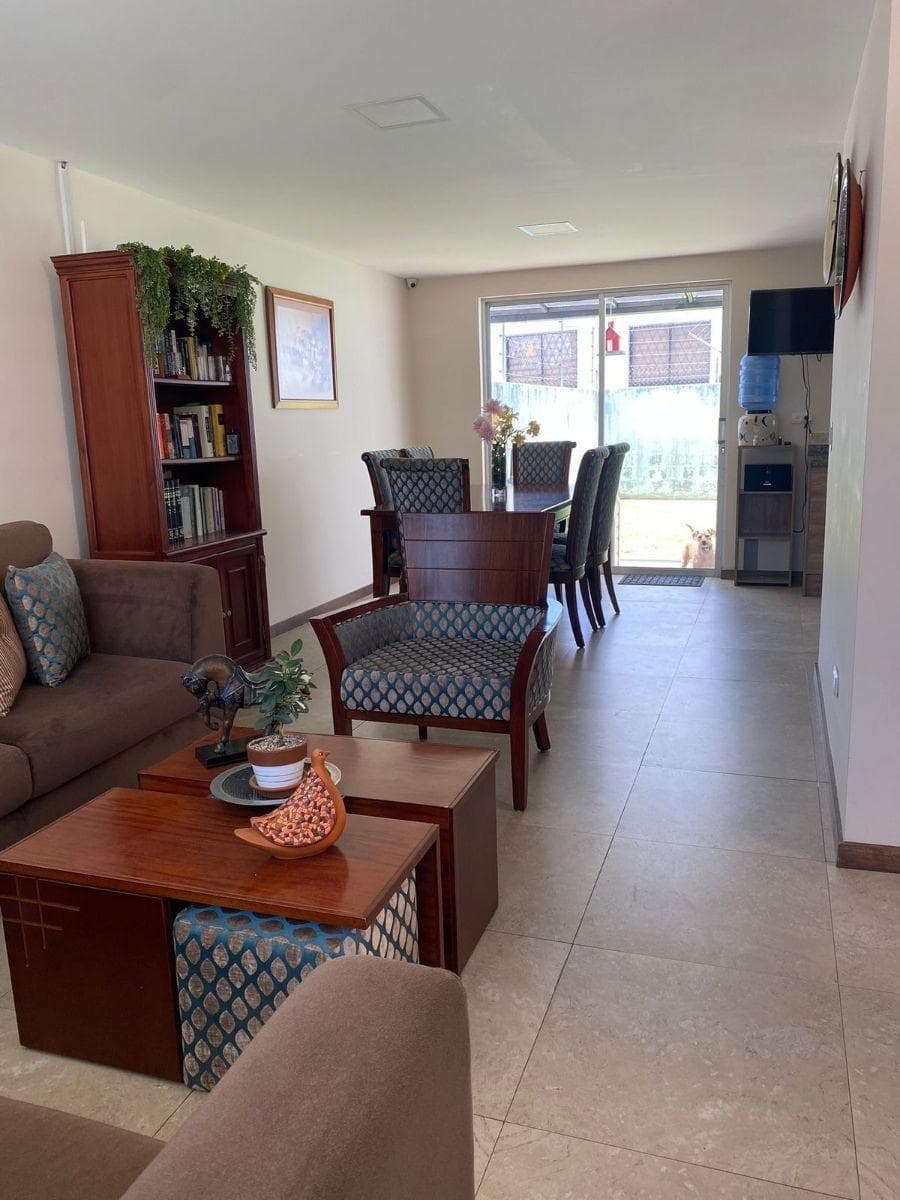 Casa en Venta con Patio Hermosa Tres Dorm. - Sector Conocoto — imagen 7