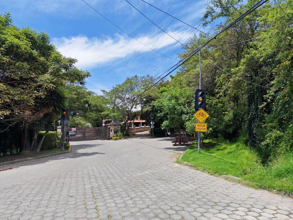 Las Peñas, Urb. Privada, Cerca Hilarcril, Lindo Lote 1363 m Hermosa Vista $185 C/m² o Permuta. Provincia de Pichincha — imagen 1