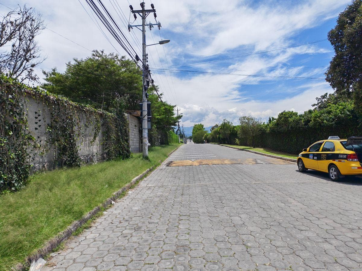 Las Peñas, Urb. Privada, Cerca Hilarcril, Lindo Lote 1363 m Hermosa Vista $185 C/m² o Permuta. Provincia de Pichincha — imagen 8