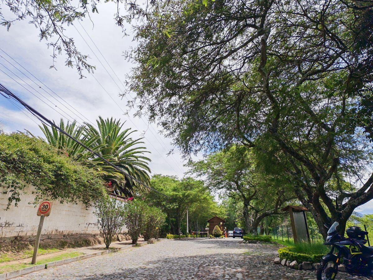 Las Peñas, Urb. Privada, Cerca Hilarcril, Lindo Lote 1363 m Hermosa Vista $185 C/m² o Permuta. Provincia de Pichincha — imagen 4