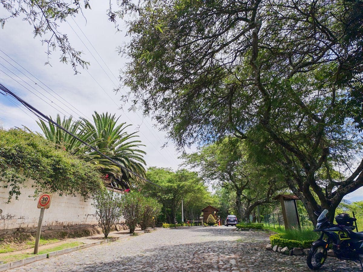 Las Peñas, Urb. Privada, Cerca Hilarcril, Lindo Lote 1363 m Hermosa Vista $185 C/m² o Permuta. Provincia de Pichincha — imagen 3