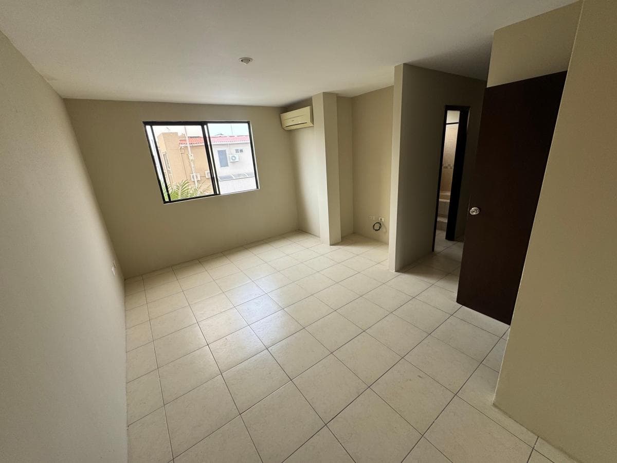 En Venta Casa de 3 Dorm. en Urb. Villa Club. Guayas — imagen 4