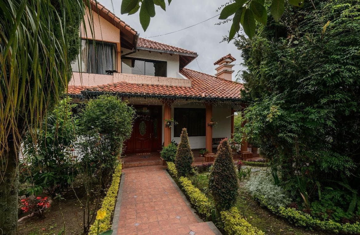 Espectacular Propiedad 2.000 m² de Terreno - Mirasierra — imagen 1