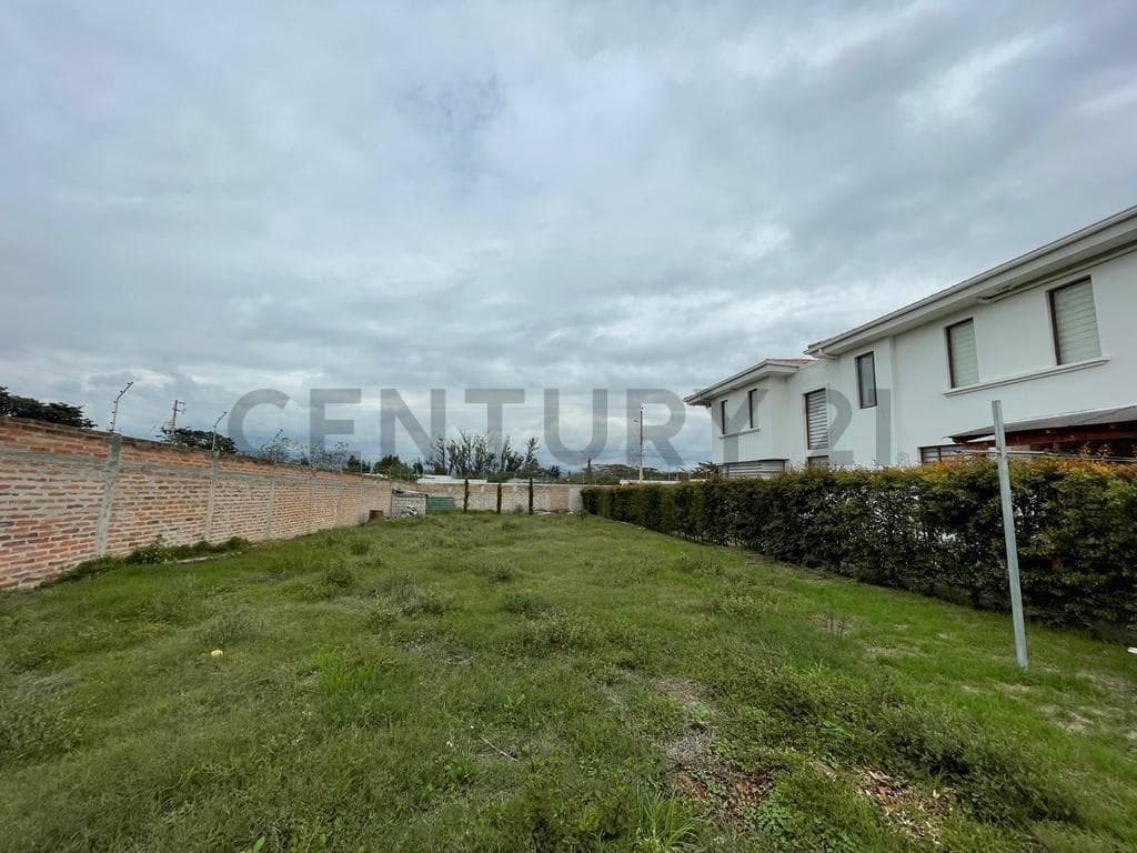 En Venta Terreno de 750 m² en Urbanización. Sector Puembo Vía Al Club Arrayanes — imagen 2
