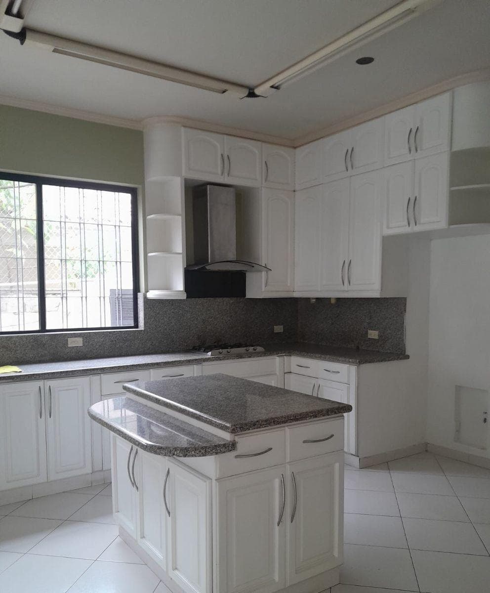 13. - Venta de Espectacular Casa en Urb. Los Olivos - Ceibos, Guayas — imagen 4