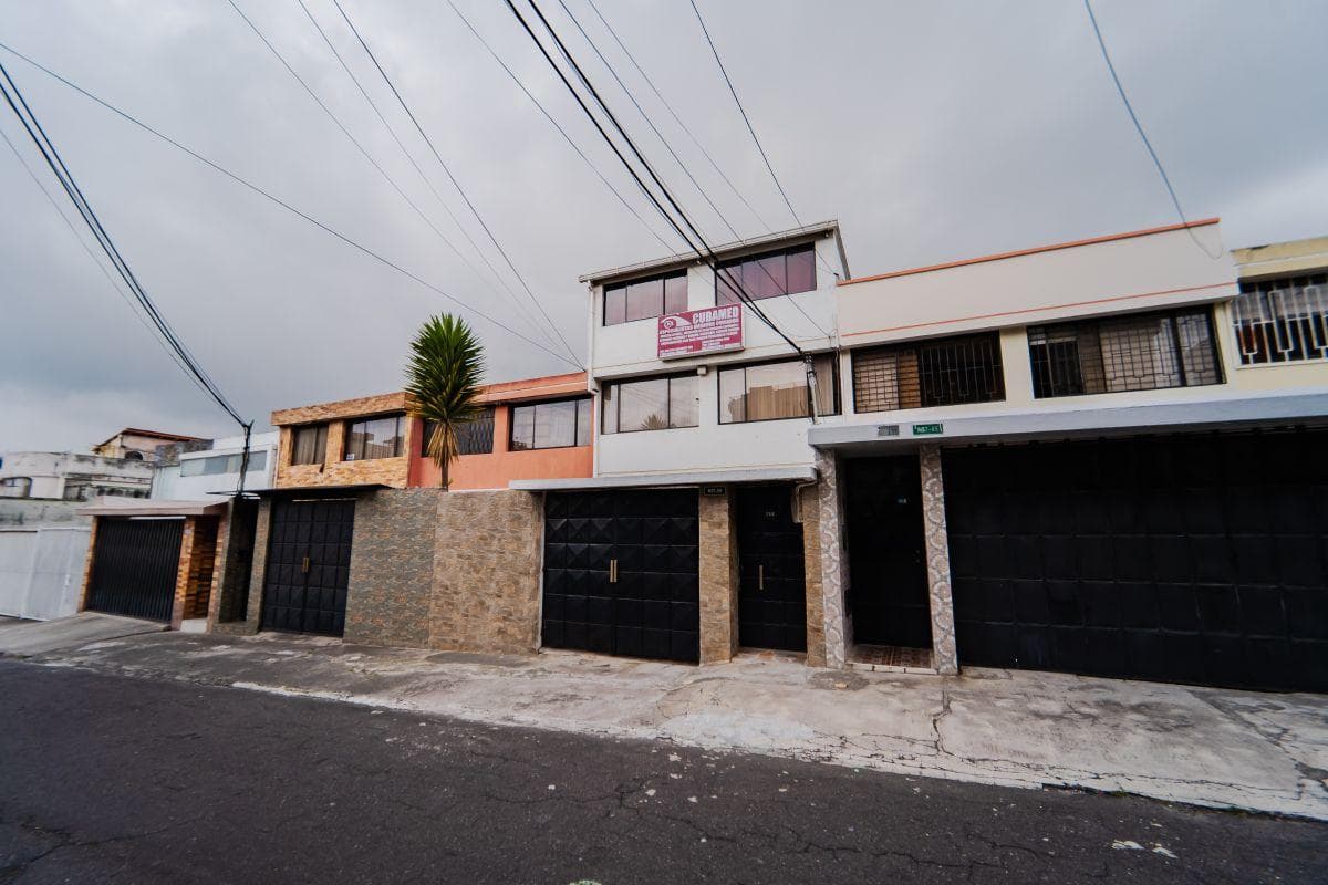 Casa Rentera Remodelada en Venta Sector La Kennedy — imagen 1