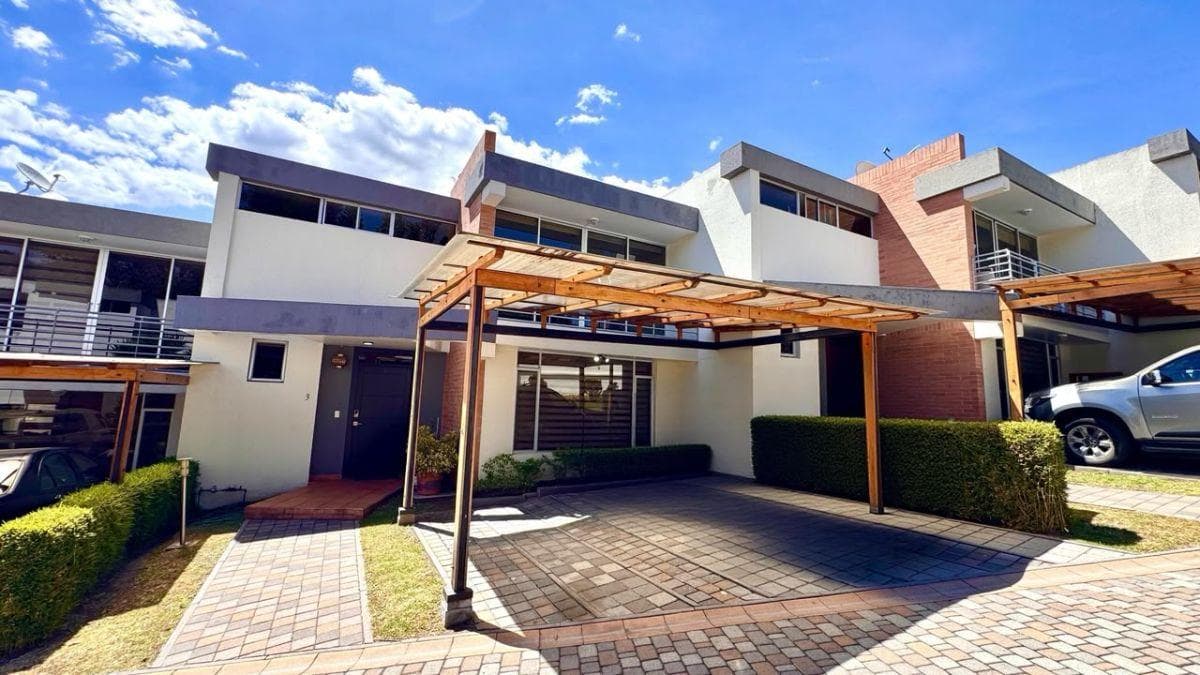Casa 282 m² en Venta en Tumbaco Solo de Contad — imagen 1