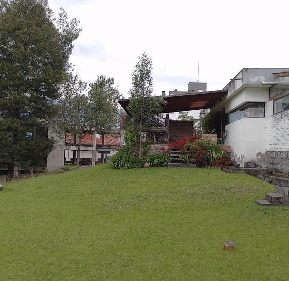 Vendo 2960 m, en Las Bromelias, Monteserrkn Para Proyecto Inmobiliario. Provincia de Pichincha — imagen 1