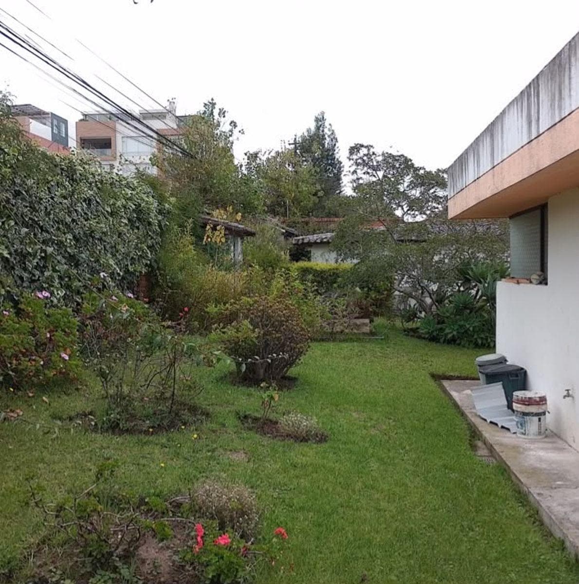 Vendo 2960 m, en Las Bromelias, Monteserrkn Para Proyecto Inmobiliario. Provincia de Pichincha — imagen 7