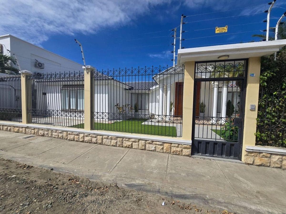 Casa de Venta en Manta Zona Sur, Manabí — imagen 1