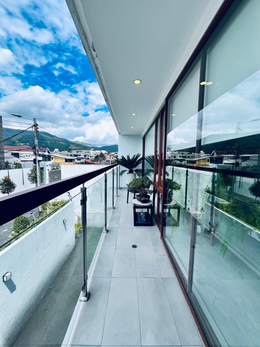 Departamento 2 Habitaciones con Terraza - en Venta - Cumbaya - 121 m² — imagen 3