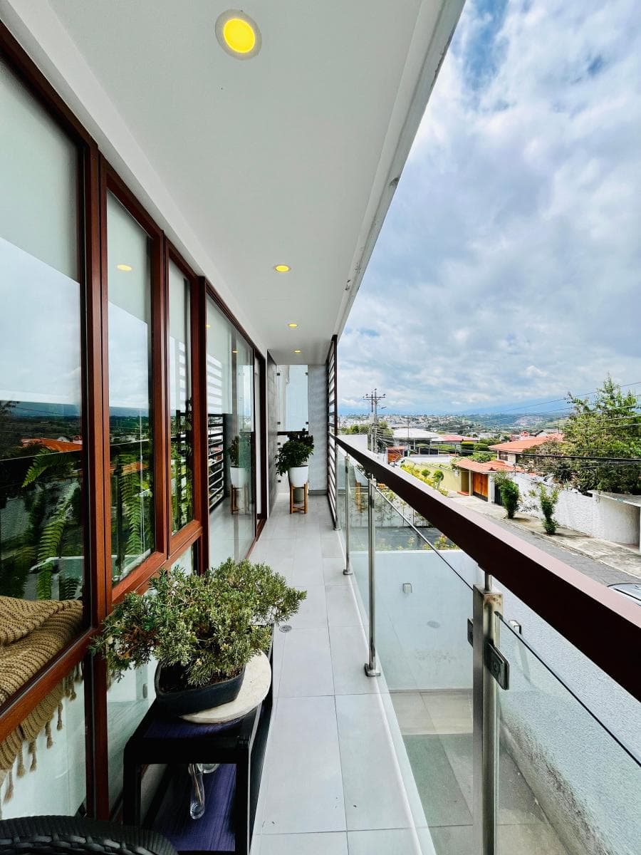 Departamento 2 Habitaciones con Terraza - en Venta - Cumbaya - 121 m² — imagen 2