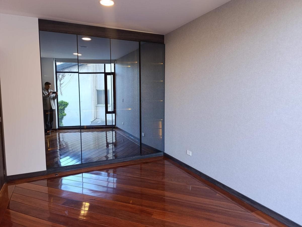 Venta Suite con 1 o 2 Parqueaderos y Bodega, Gonzalez Suarez — imagen 7