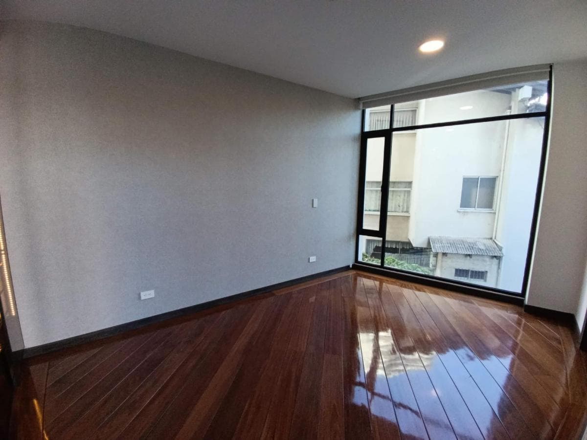 Venta Suite con 1 o 2 Parqueaderos y Bodega, Gonzalez Suarez — imagen 6