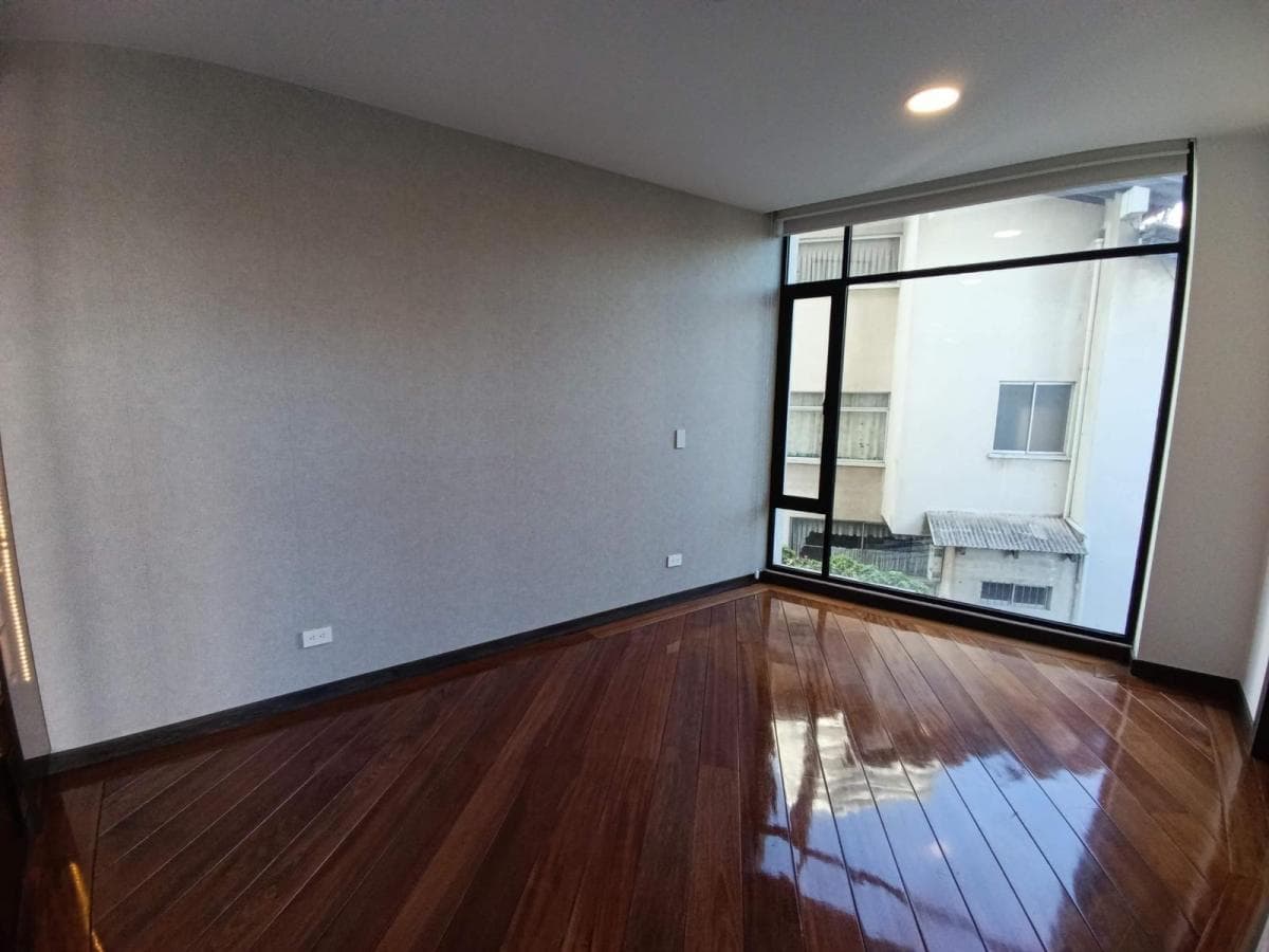Venta Suite con 1 o 2 Parqueaderos y Bodega, Gonzalez Suarez — imagen 4