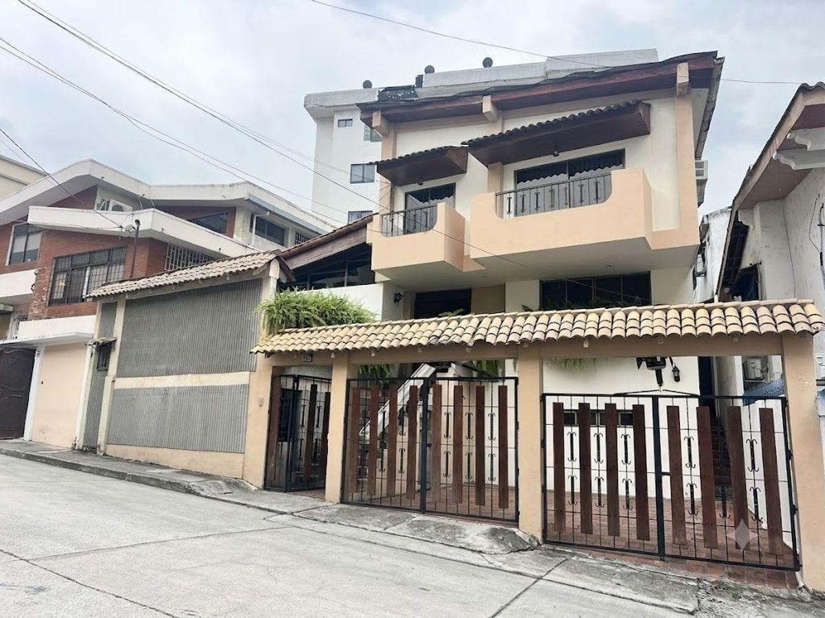 Casa en Venta – Ciudadela Lomas de Urdesa – Sector Urdesa Central, Guayas — imagen 1