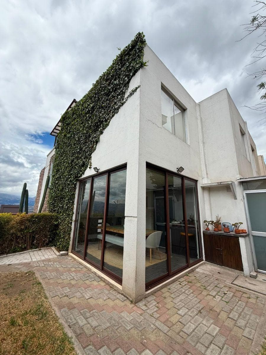 Casa de 120 m² con 2 Habitaciones en Venta en Cumbayá — imagen 1