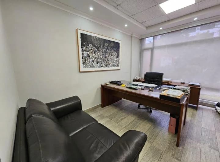 Venta Elegante Oficina 185 m² Sector El Batan Tras Megamaxi, Calle German Alemán, 4 Garajes — imagen 1