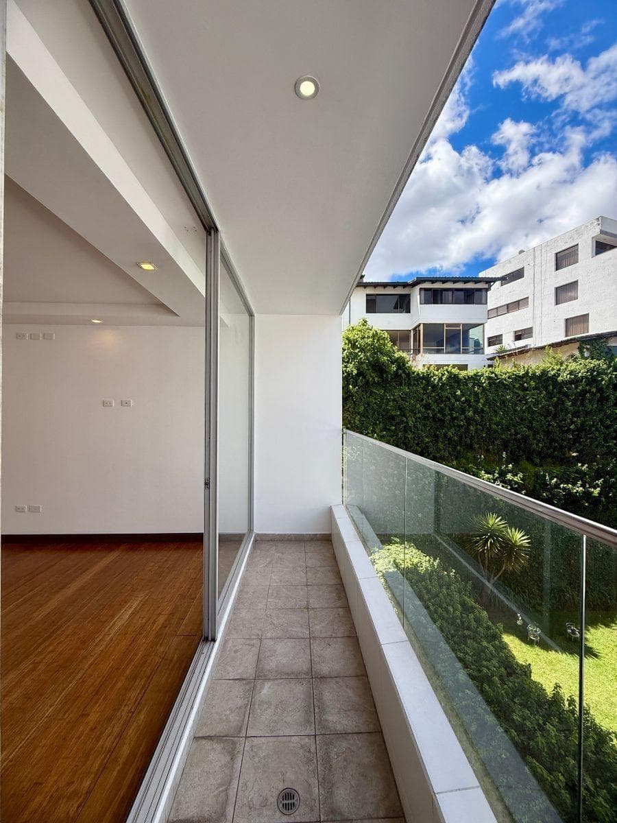 Departamento de 2 Habitaciones con Balcón - en Venta - Quito Tenis - 105 m² — imagen 1