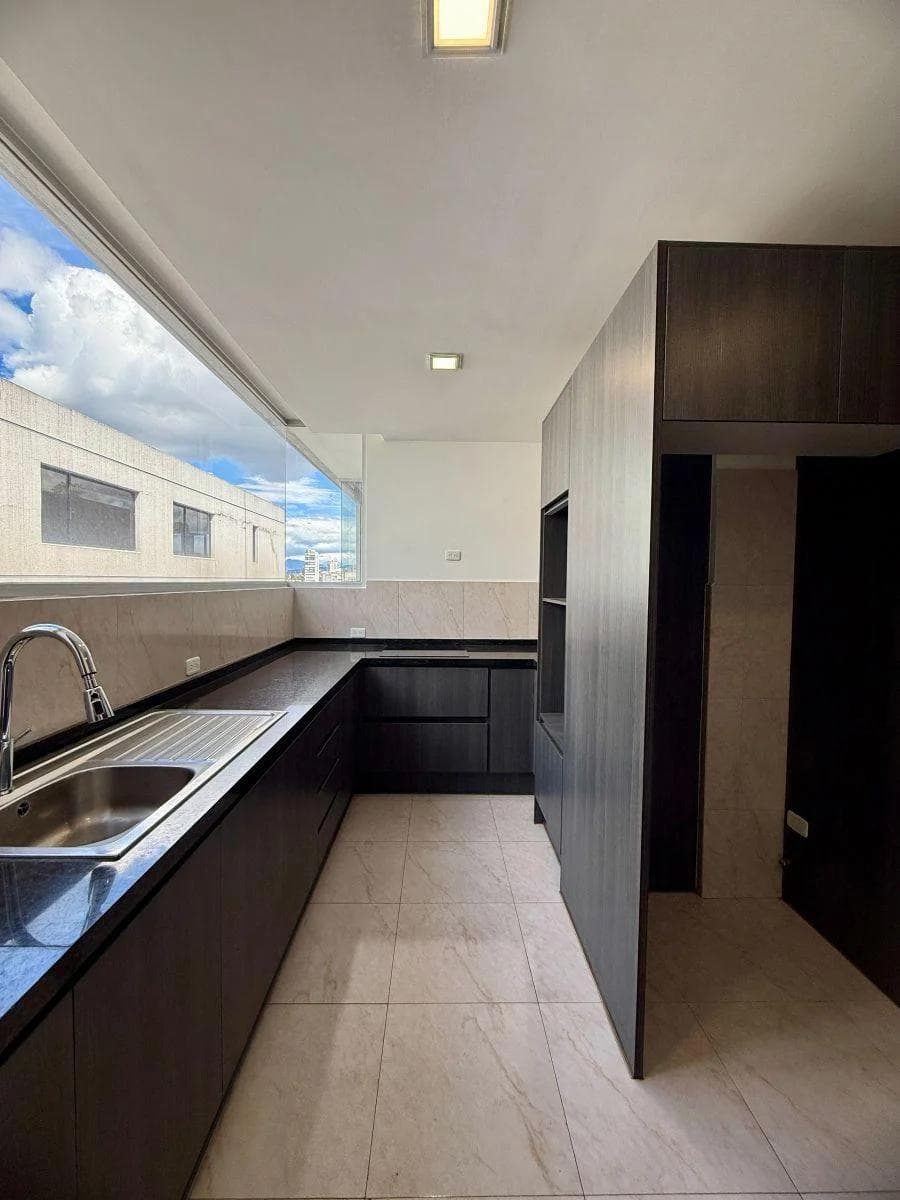 Departamento de 2 Habitaciones con Balcón - en Venta - Quito Tenis - 105 m² — imagen 4