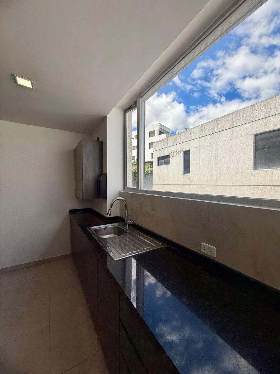 Departamento de 2 Habitaciones con Balcón - en Venta - Quito Tenis - 105 m² — imagen 2