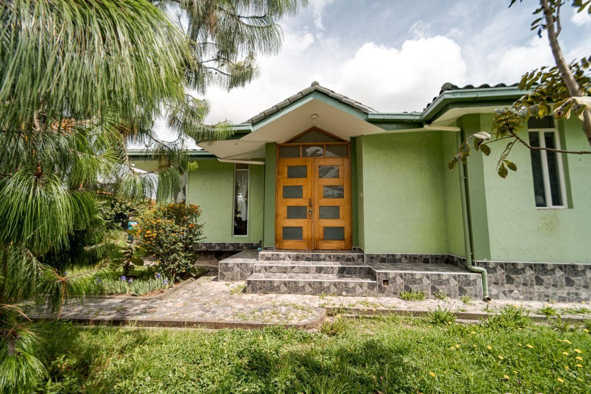 Casa de Una Planta con Amplio Terreno | 2.405 m² | 4 Dorm., Imbabura — imagen 1