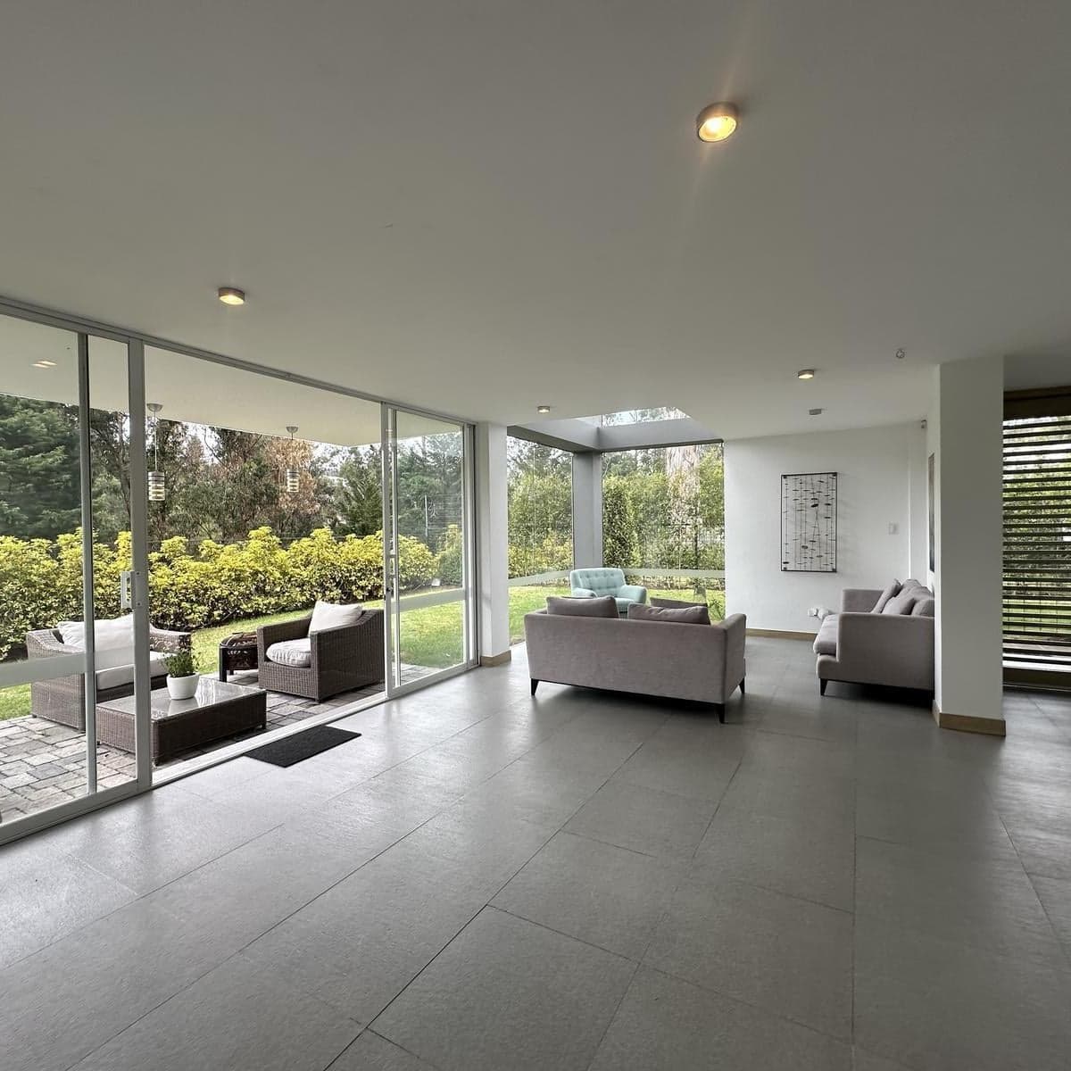 Moderna Casa en Venta Sala Doble Altura Tumbaco Chiviqui 276 Mtrs2, en Lote de 427 Mtrs. Provincia de Pichincha — imagen 1