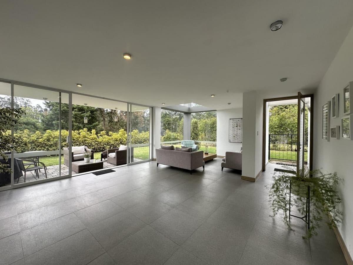 Moderna Casa en Venta Sala Doble Altura Tumbaco Chiviqui 276 Mtrs2, en Lote de 427 Mtrs. Provincia de Pichincha — imagen 7