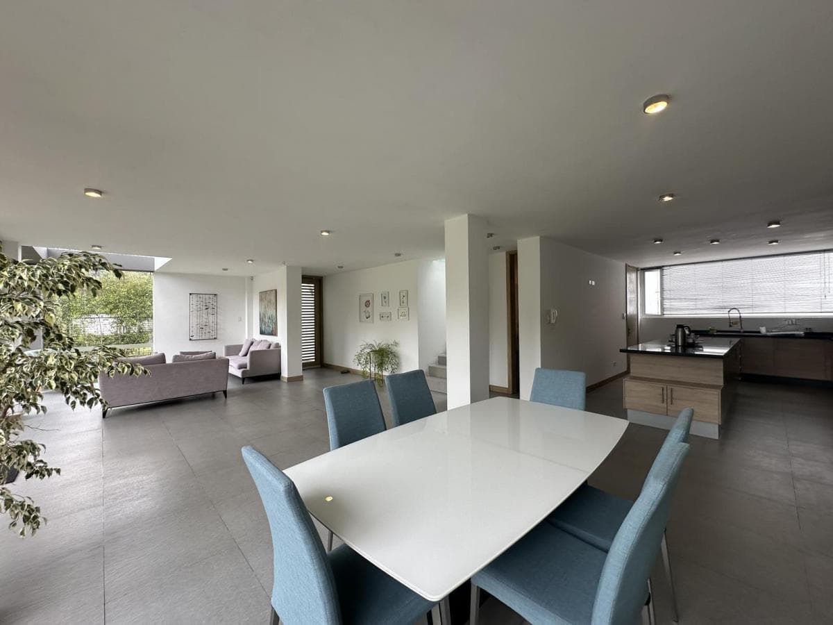 Moderna Casa en Venta Sala Doble Altura Tumbaco Chiviqui 276 Mtrs2, en Lote de 427 Mtrs. Provincia de Pichincha — imagen 6