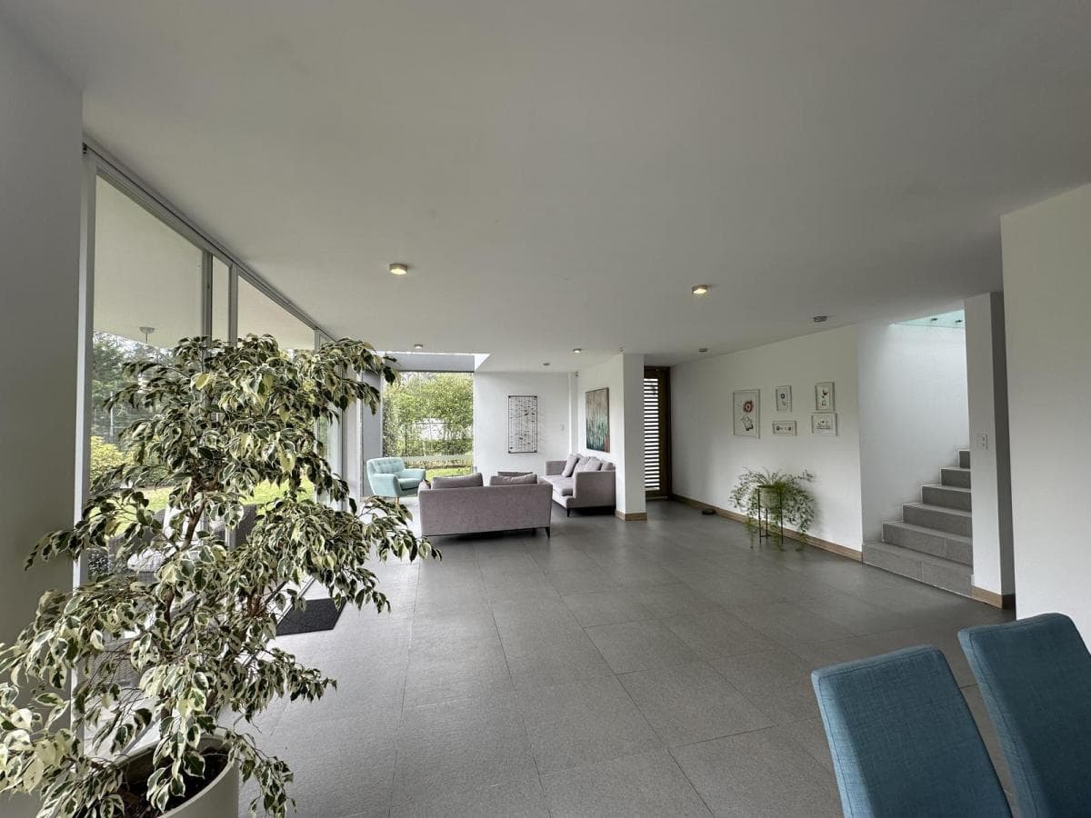 Moderna Casa en Venta Sala Doble Altura Tumbaco Chiviqui 276 Mtrs2, en Lote de 427 Mtrs. Provincia de Pichincha — imagen 4