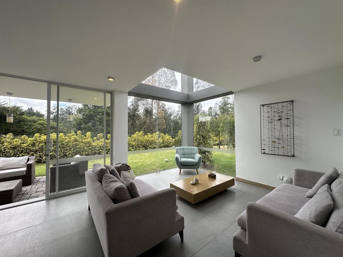 Moderna Casa en Venta Sala Doble Altura Tumbaco Chiviqui 276 Mtrs2, en Lote de 427 Mtrs. Provincia de Pichincha — imagen 3