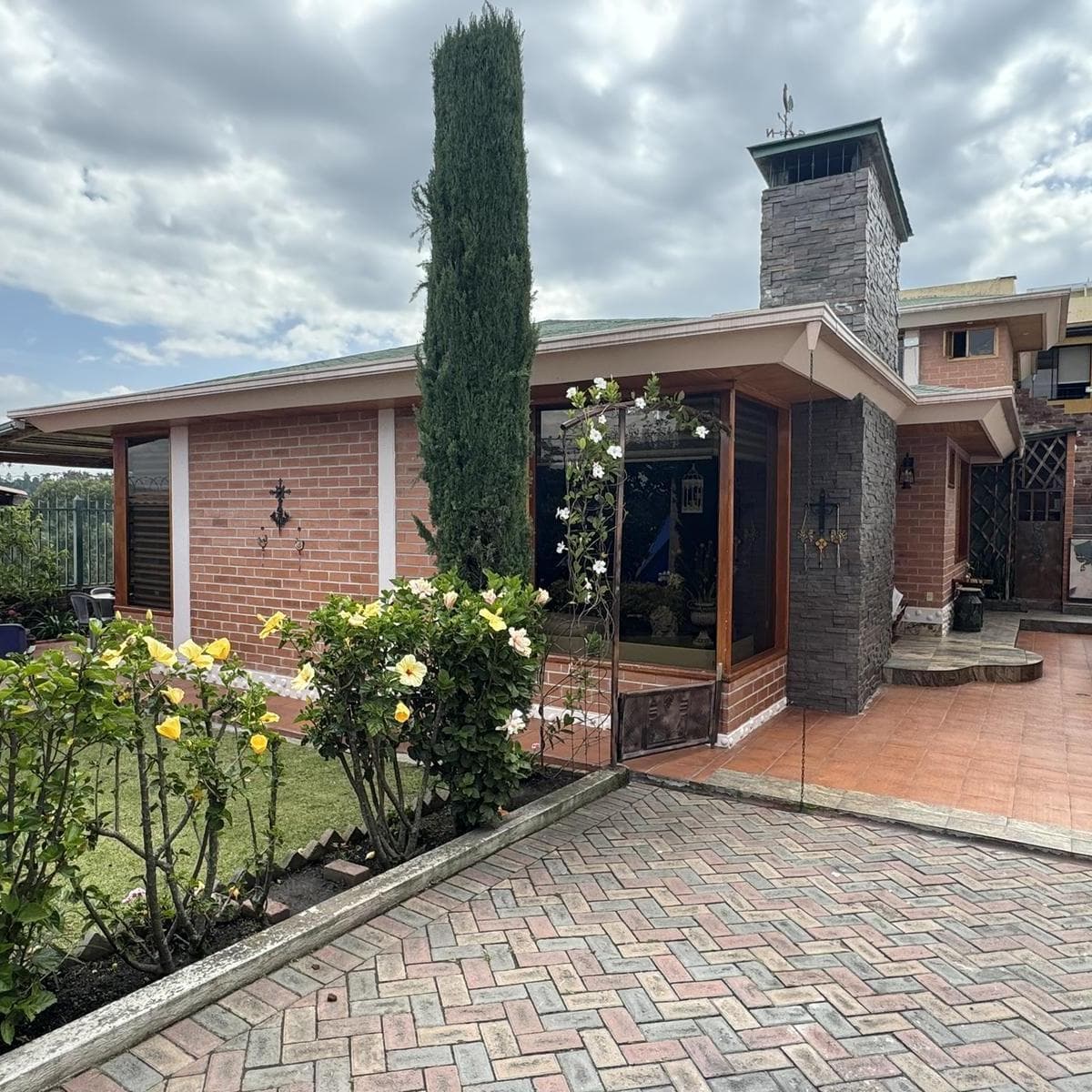 Venta Casa Rentera Una Sola Planta 3 Dorm., con Suite y Cabaña Valle de Los Chillos - Quito — imagen 1