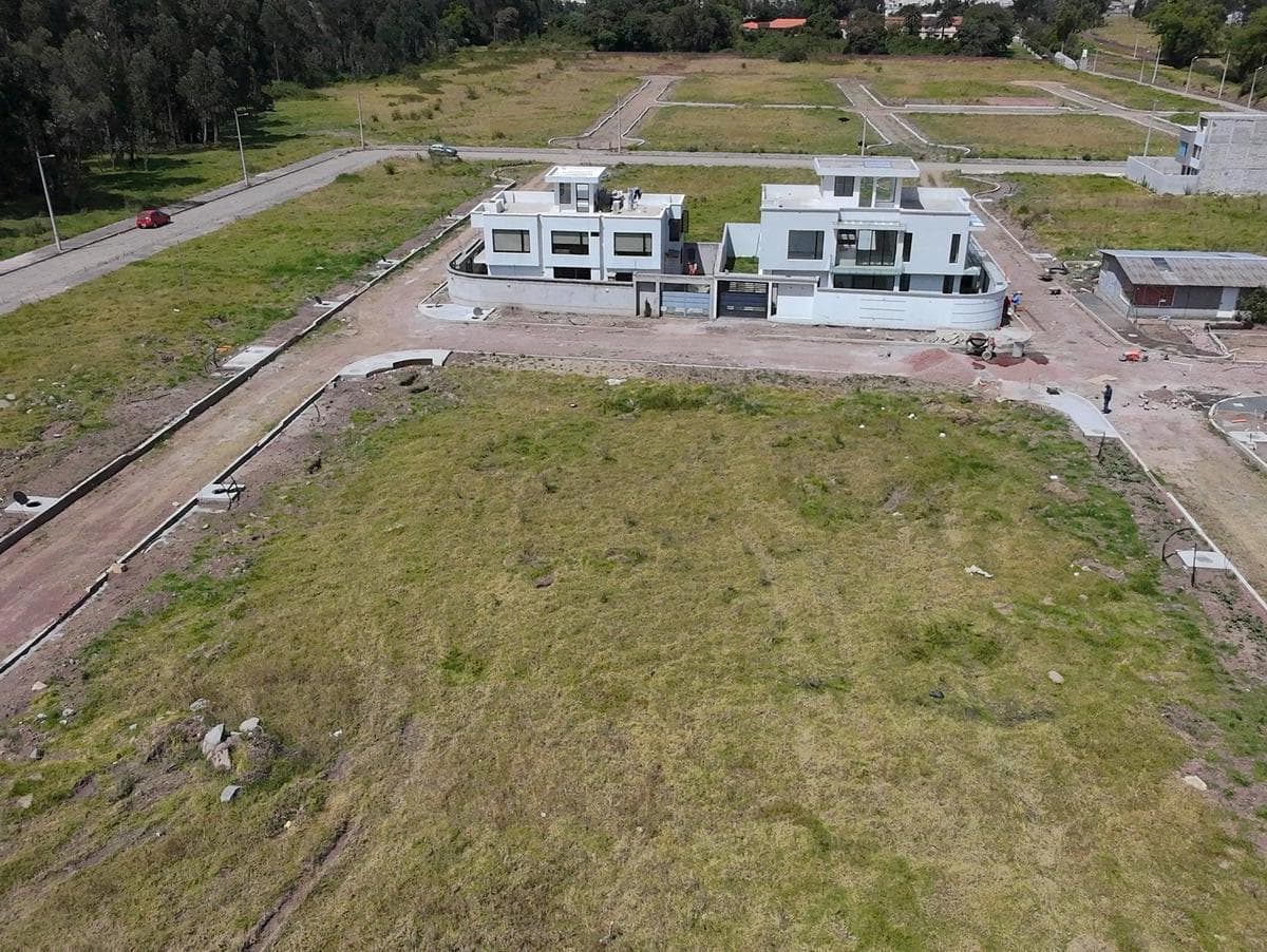 Se Vende Lote de 200 m en El Sector de La Salle, en Conocoto — imagen 1