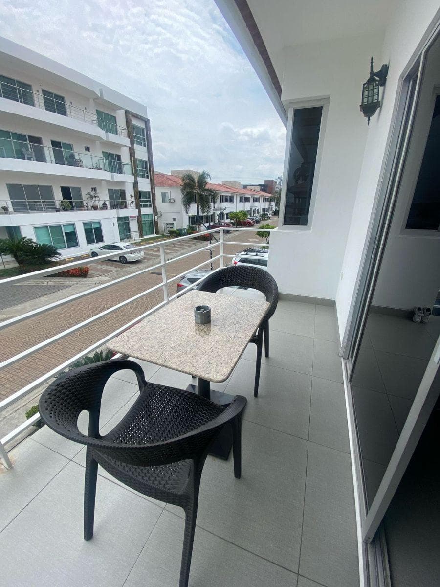 En Venta o Alquiler Amplio Departamento de 3 Dorm Remodelado en Planta Alta en Km. 5 Vía Samborondon, Guayas — imagen 2