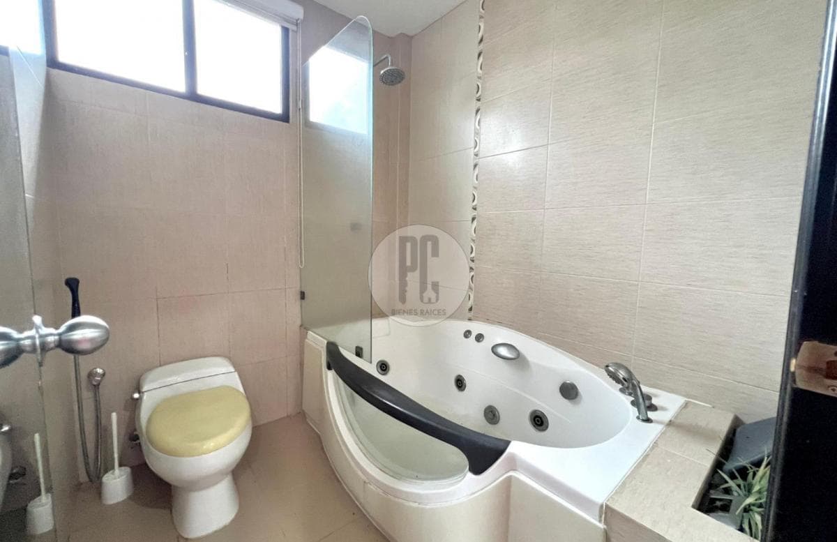 Casa en Venta, 4 Dorm. Urbanización Estancias del Rio, Samborondon, Guayas — imagen 2