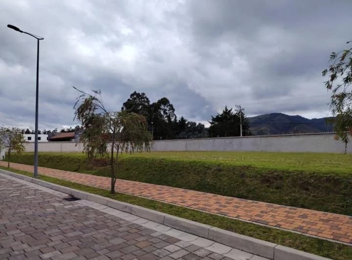 Vendo Terreno en Urbanización Privada - Tumbaco — imagen 1